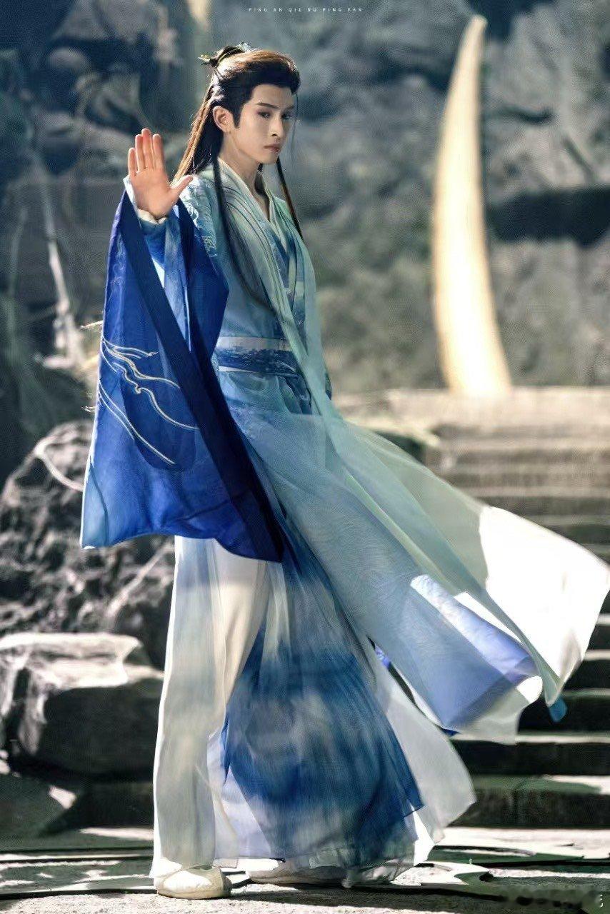 张云龙被驴踢的梗实现了闭环 张云龙这波“玩梗闭环”太会了！综艺里的无厘头造句，在