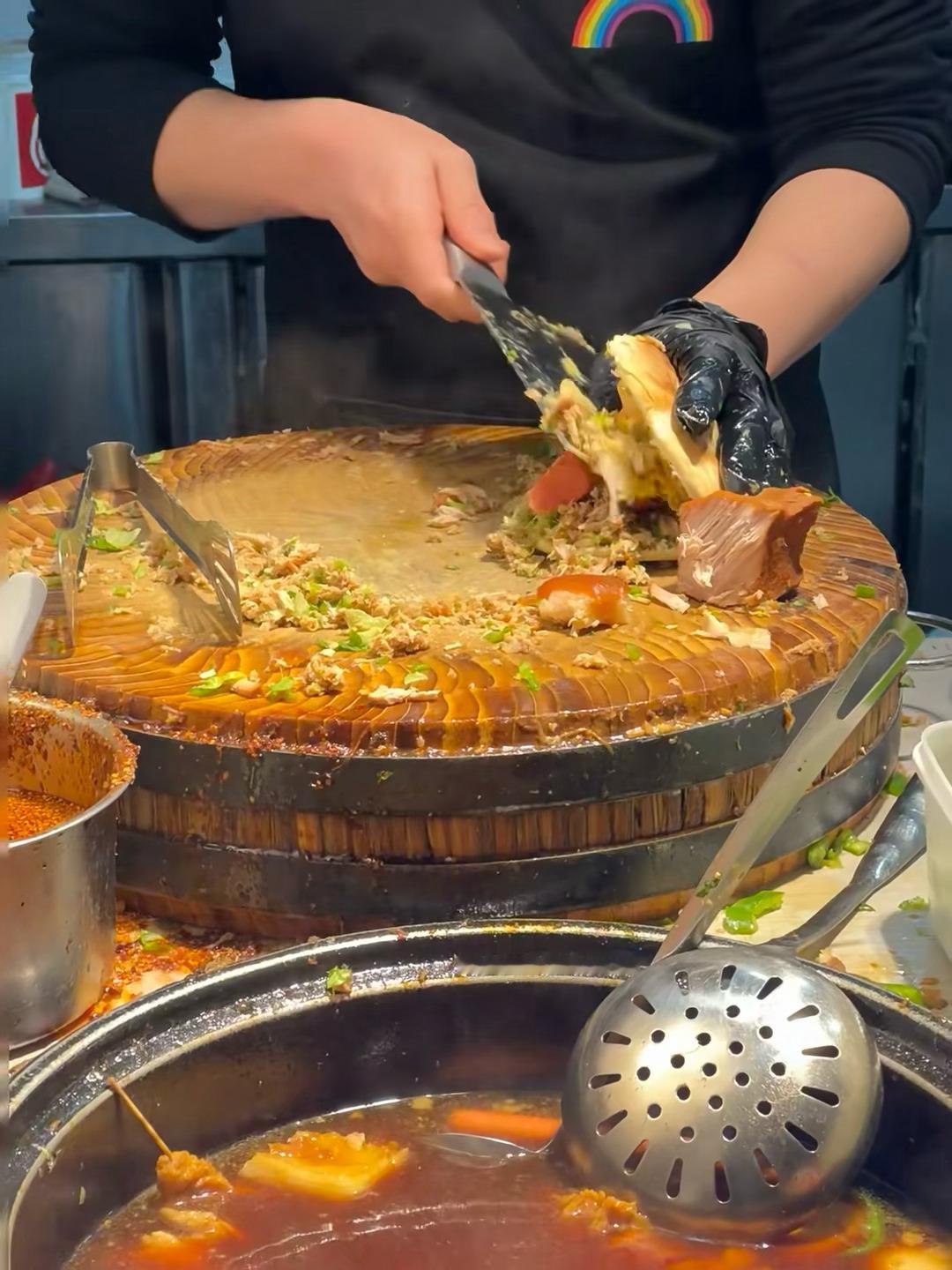中午吃个“简单”的肉夹馍。 ​​​