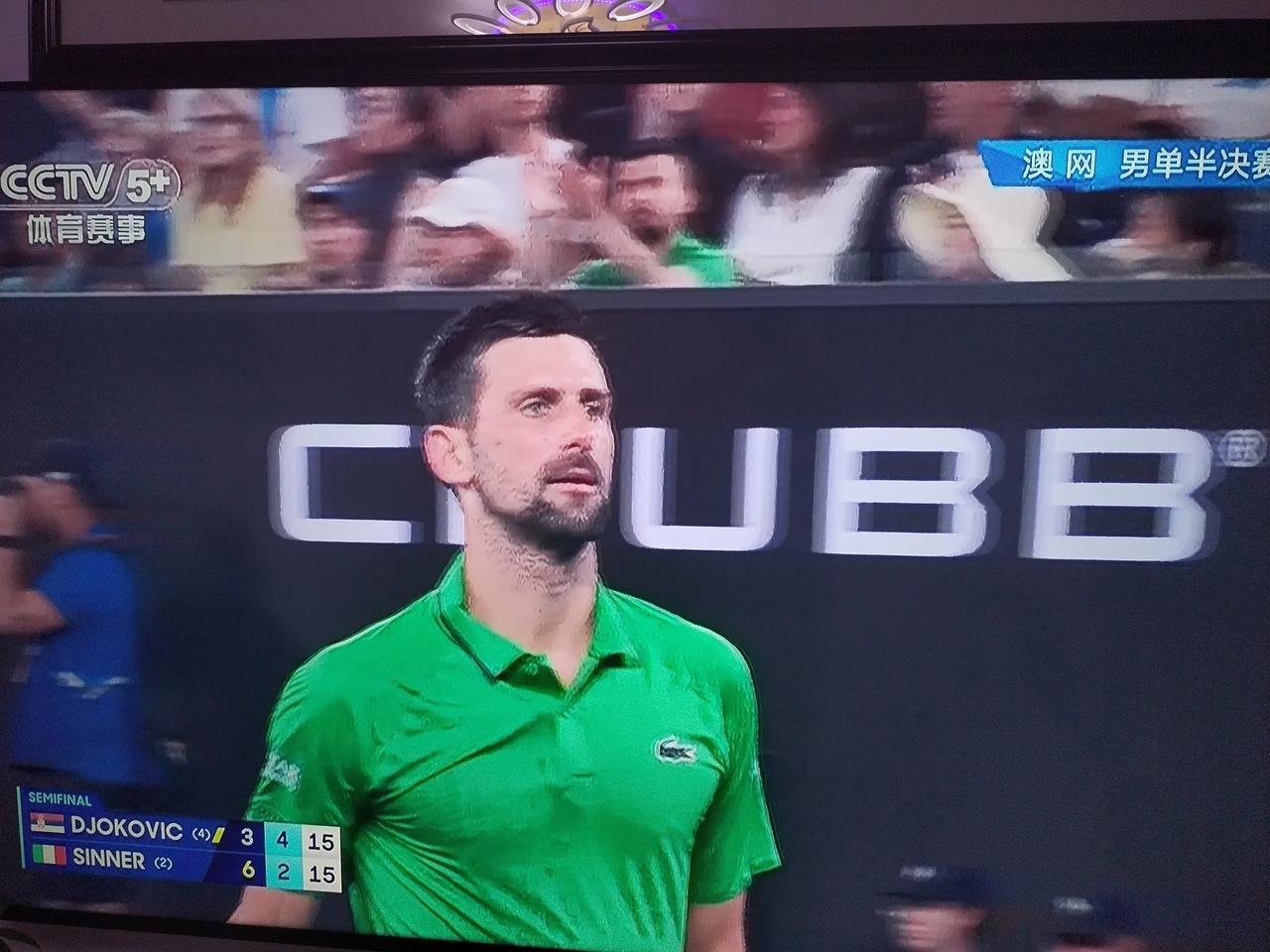 1月30日，澳网男单第二场半决赛，由塞尔维亚老将德约科维奇与辛纳隔网争夺。
  