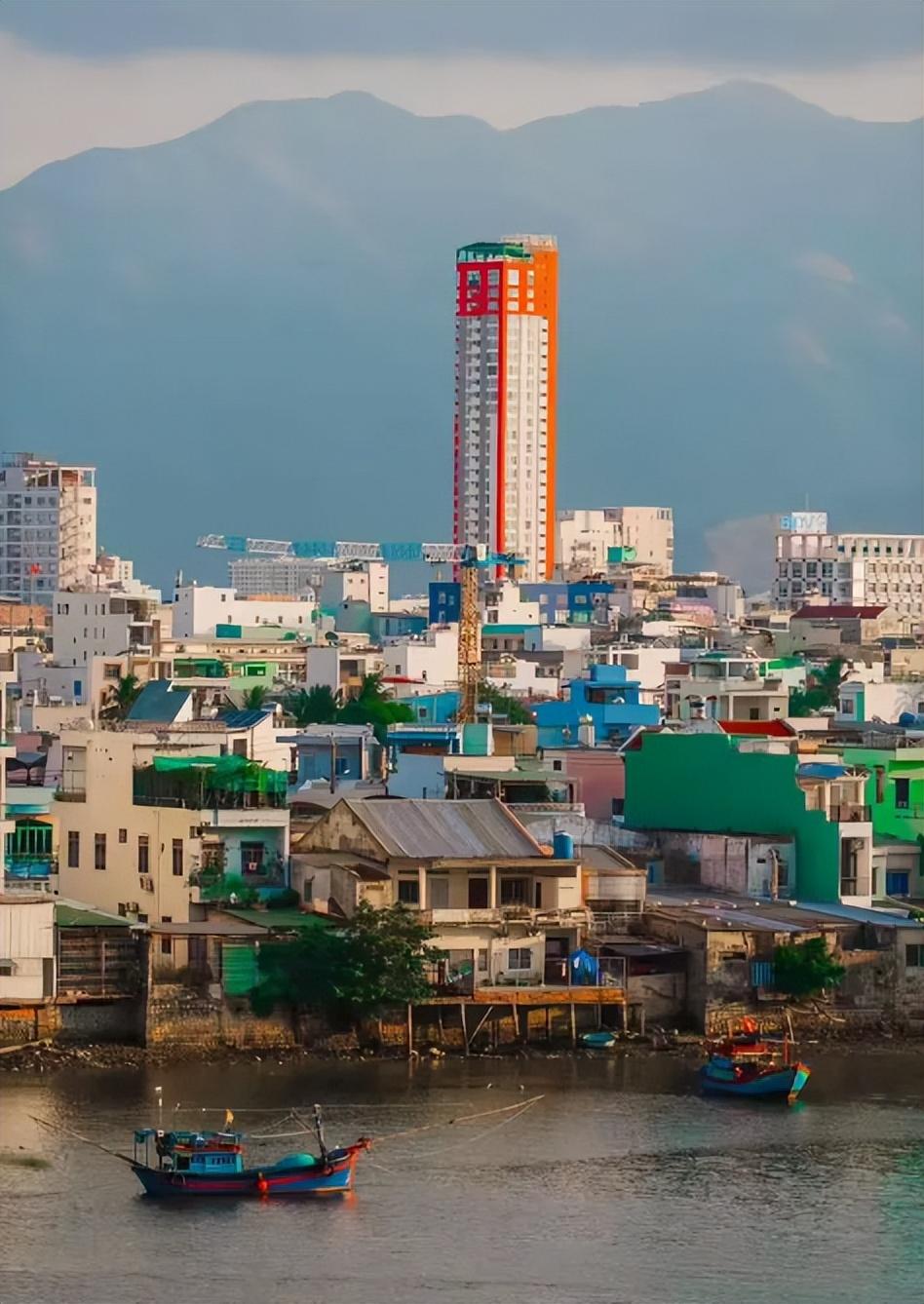 其实越南不是什么“穷邻居”，而是一个正在加速崛起的经济体！

很多人还抱着老观念