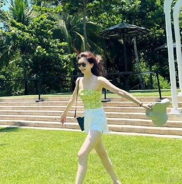 江疏影的超短裤造型引起众人瞩目，修长腿部线条展现无遗。清新风格搭配活力气息，瞬间