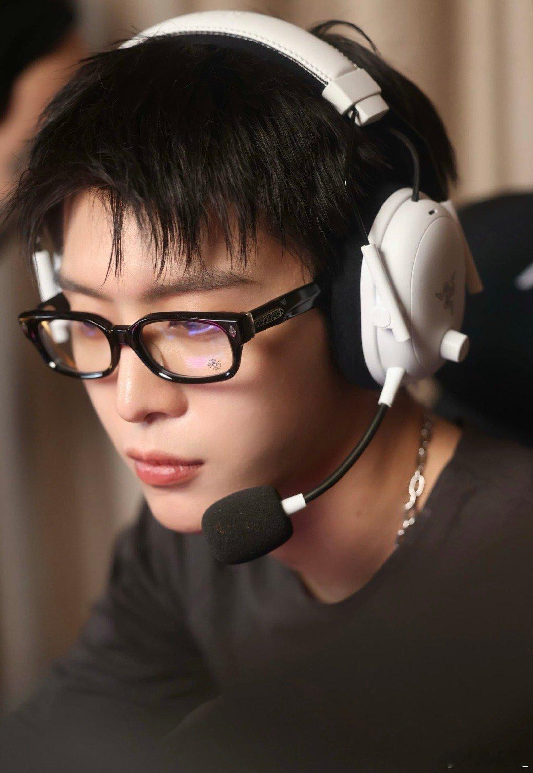 范丞丞电竞男主照进现实灯光打在电竞椅上的那一刻，范丞丞直接拿捏电竞文氛围感！紧盯