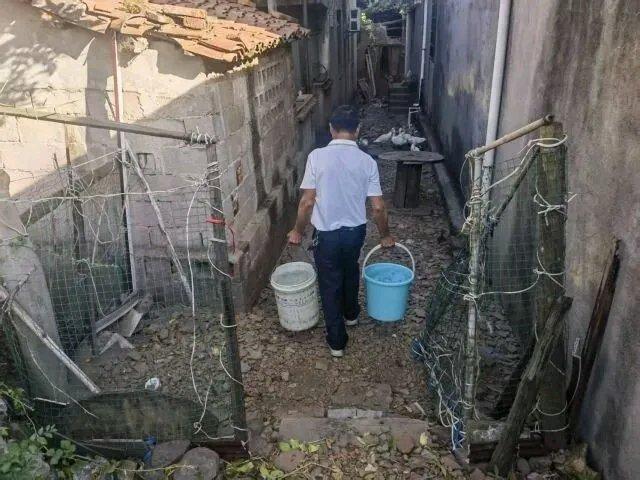 最近看到上饶广丰区毛村镇杨坞村村民的用水难题，真让人揪心。村民靠山坳水潭“靠天吃