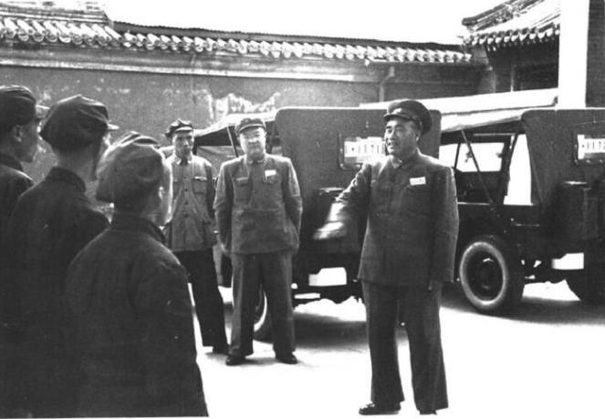 1951年6月26日，朱德接受天津汽车制配厂试制成功的两辆国产汽车，并对该厂职工