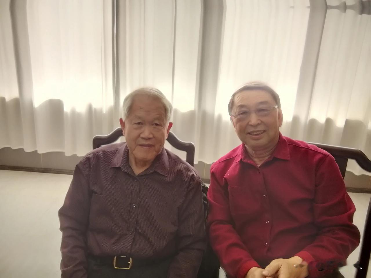 今年与我六十年前的班主任老师同框，他只比我大四岁，今年八十岁，但精神矍铄，老当益