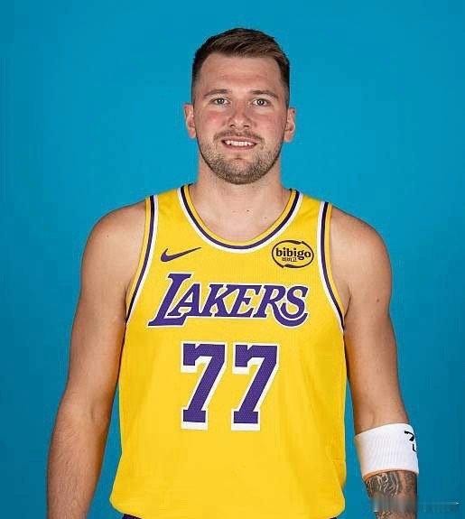 再让一个东契奇！中场休息时间，湖人队又传来了一则伤病消息，当家球星东契奇因左腿挫