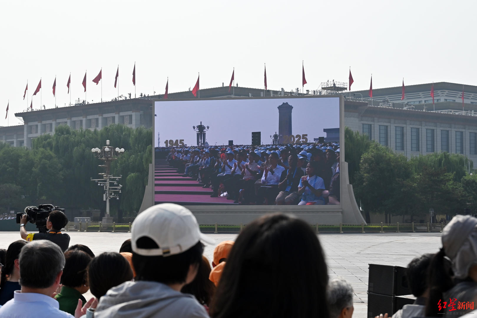【#揭秘阅兵现场324平方米巨屏#：技术人员在现场却“没看阅兵”，屏幕靠AI可自