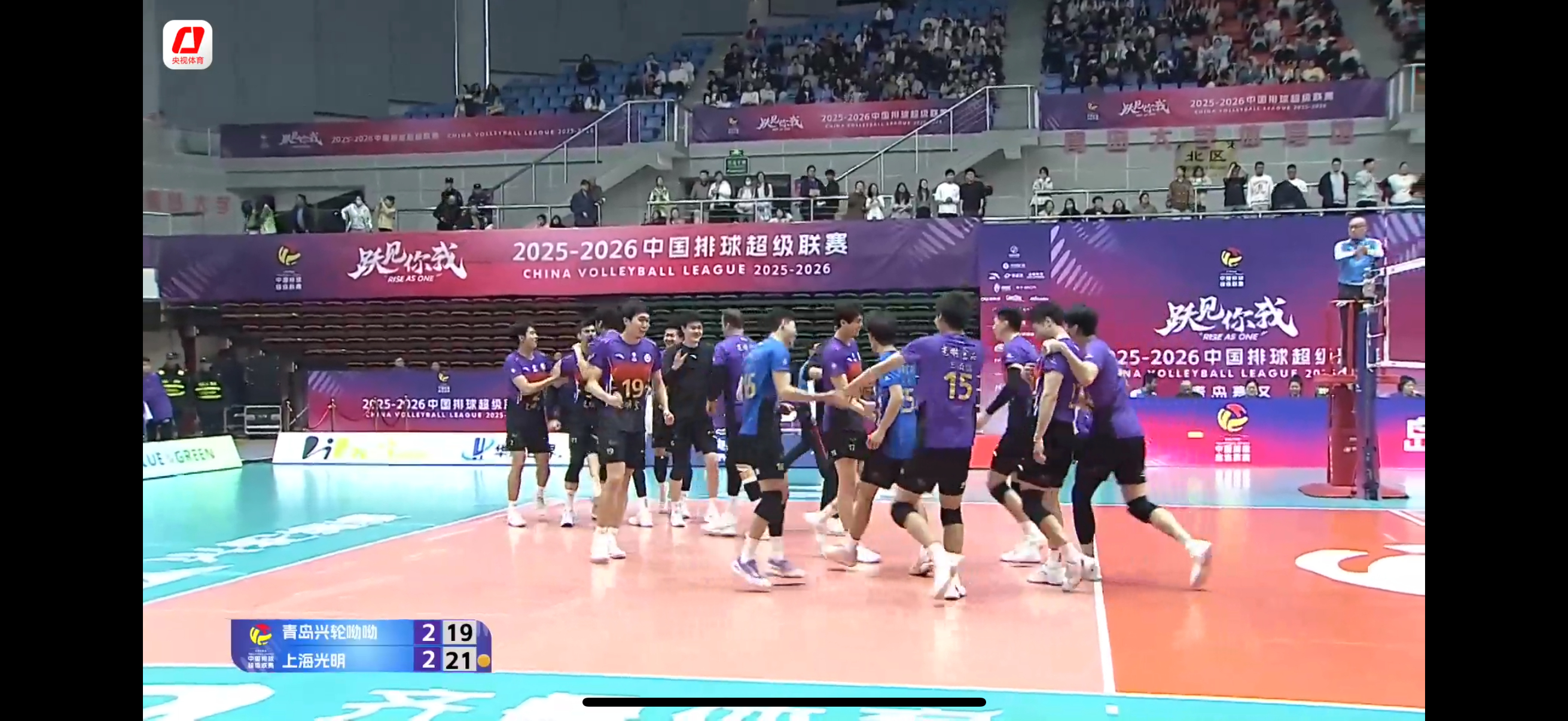 上海男排苦战五局3-2战胜山东男排，决胜局打到21-19惊险拿下！决胜局两队失误