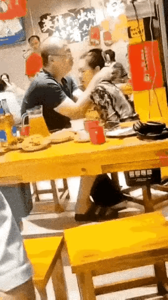 我真遇到过图片这样的。

一男一女，在饭店吃饭，卿卿我我搂搂抱抱的。

一眼就能
