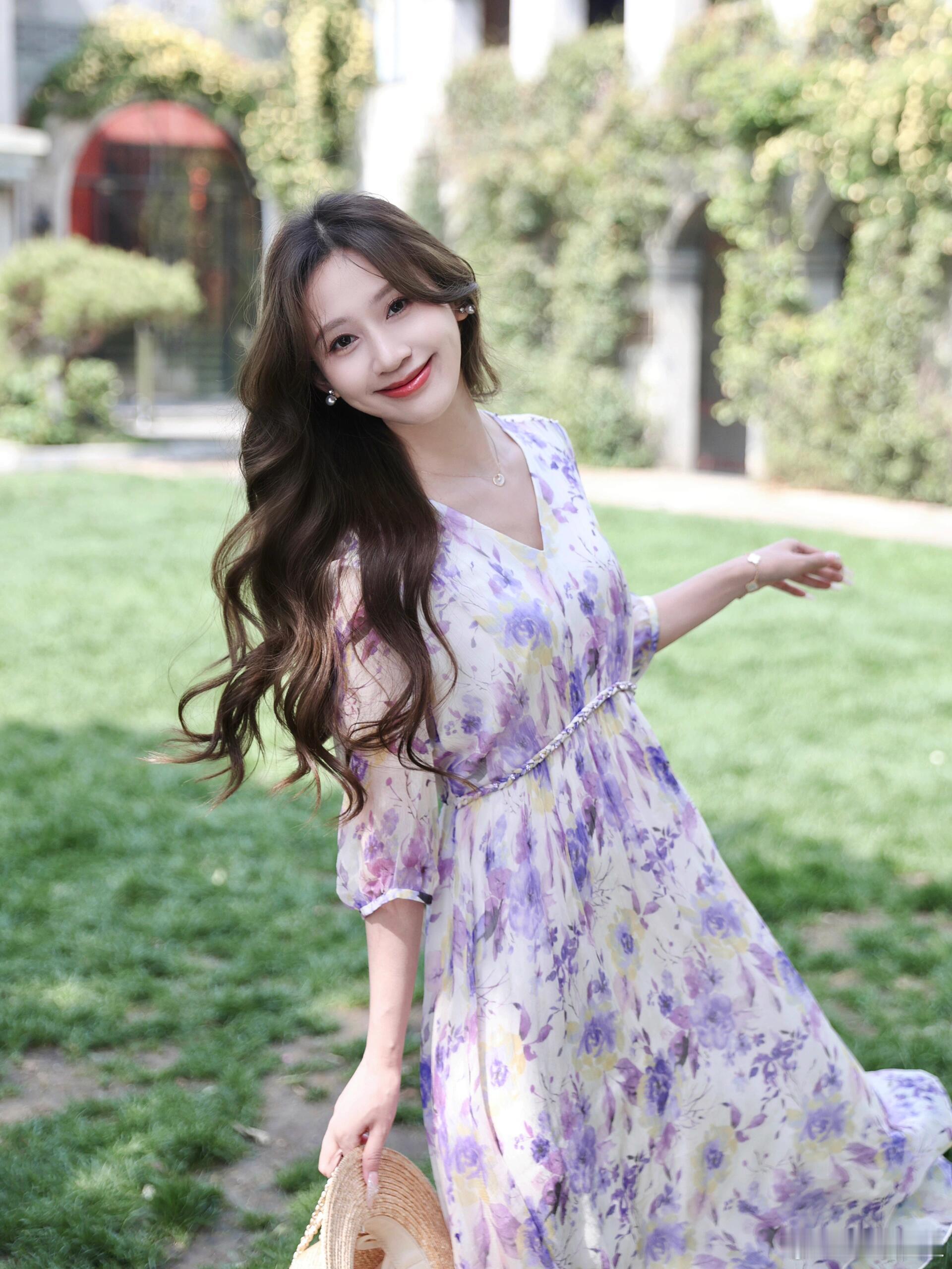 🌸春日浪漫，紫色花语连衣裙来袭！🌸👗连衣裙这款紫色和黄色花卉图案的连衣裙，