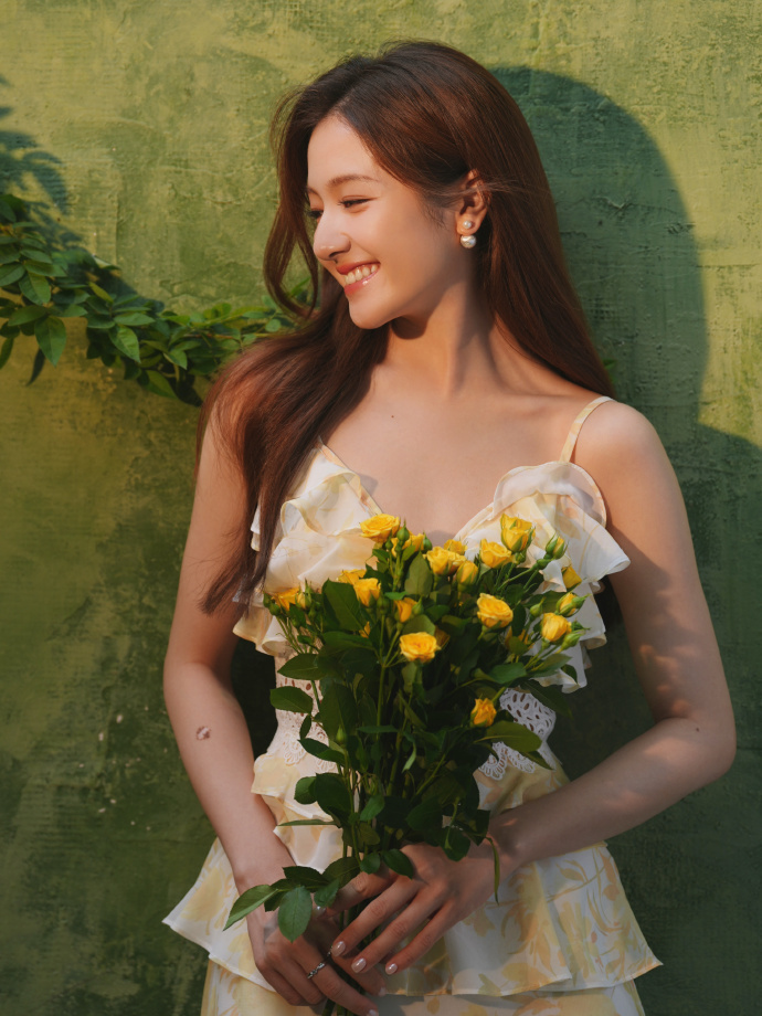 好美的捧花少女~每次看到李兰迪的图都能想到鲜活、氧气这些关键词，美得让人如沐春风