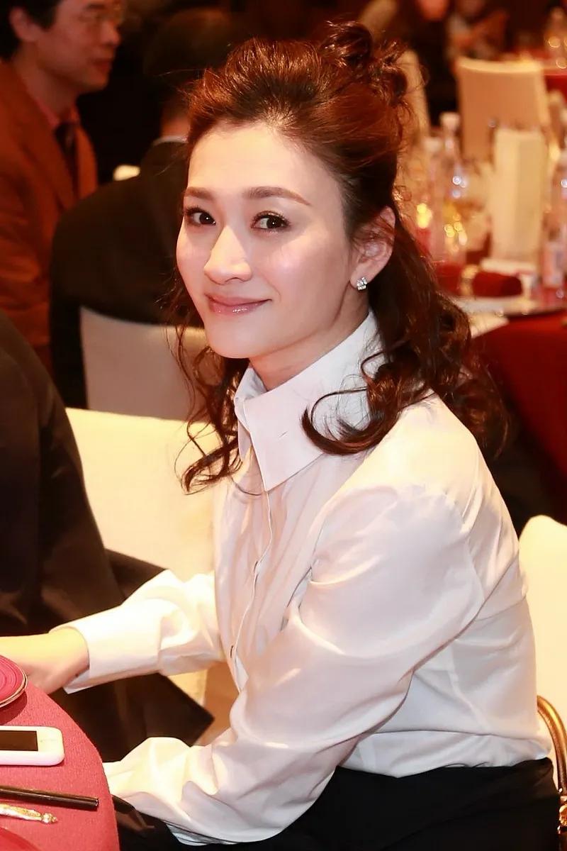 李小冉给向太说：我好难啊，我50岁了！我根本记不住。
无奈叫冤：我不知道我唱歌那