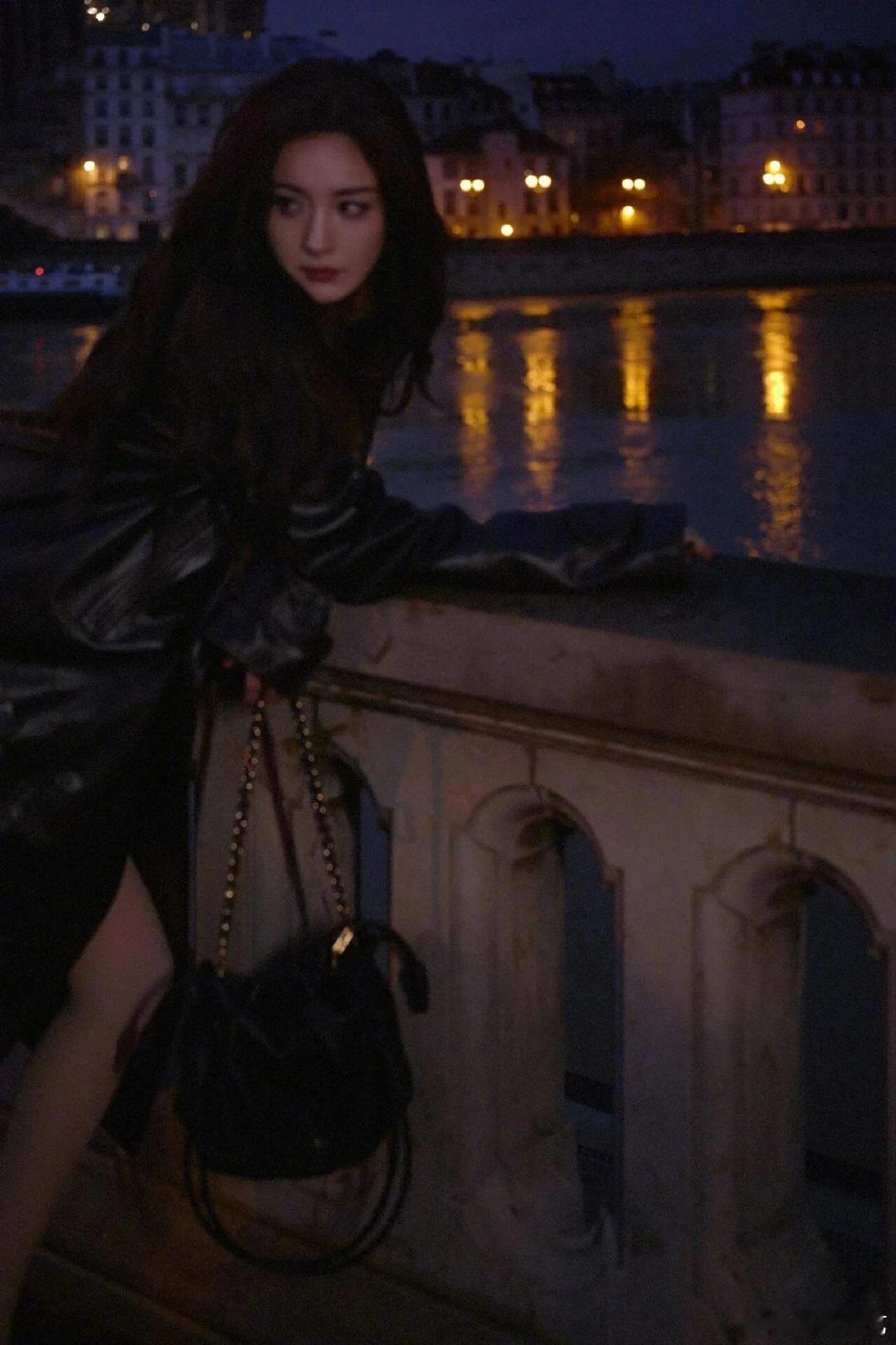 杨幂这张脸可以代入很多小说女主戴上金丝眼镜是禁欲系高干文女主，摘下眼镜就是明艳大