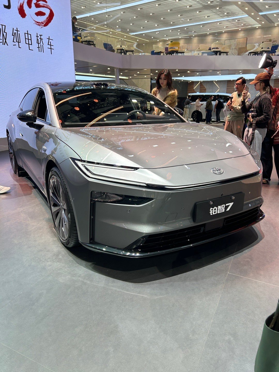 广汽丰田铂智7亮相广州车展，双腔空悬+鸿蒙座舱+激光雷达智驾，这个配置在20万级