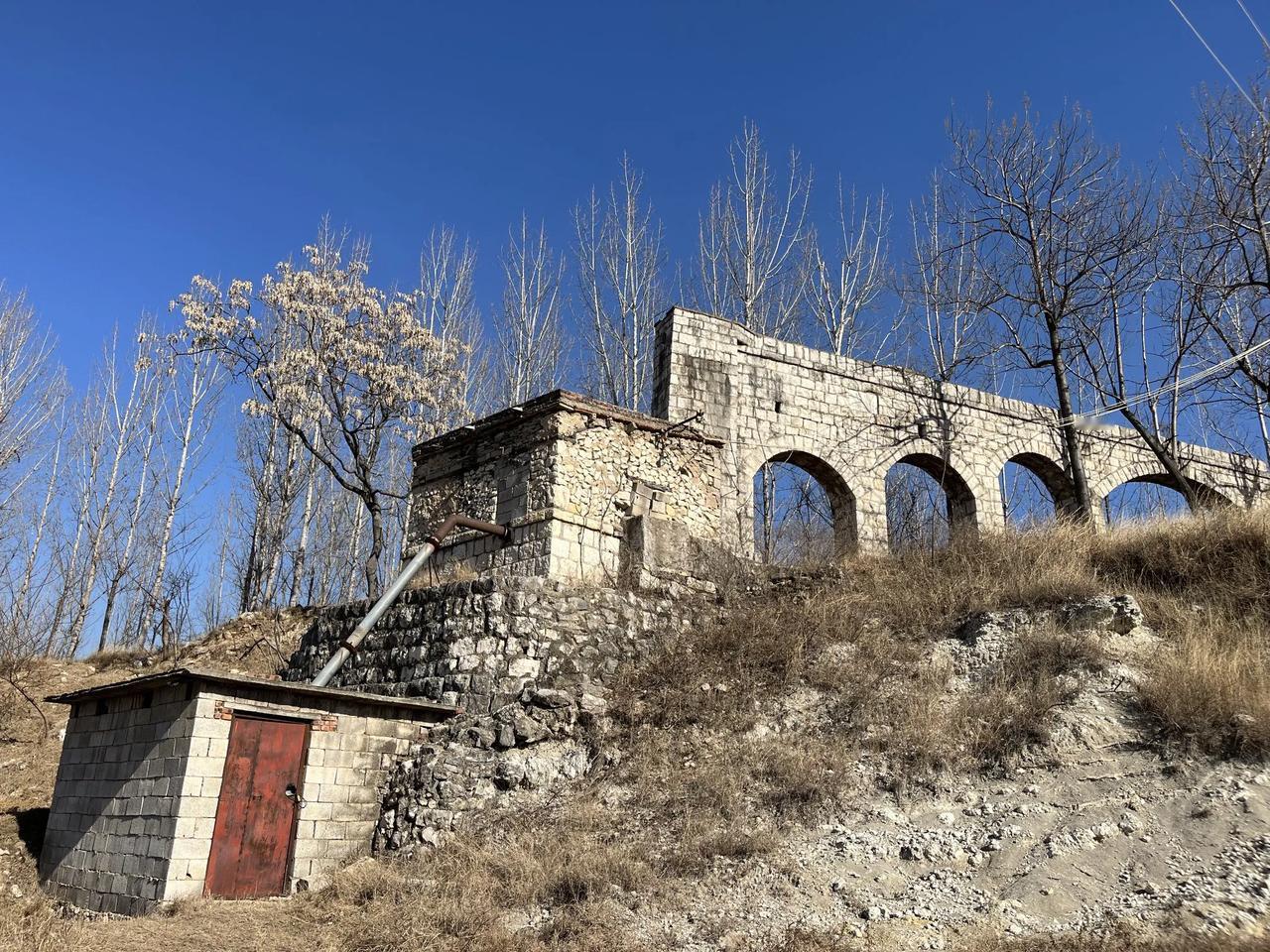 石渠扬水站：小石渠  大作用
    在过去，我们这儿修建了一座高出地面的石渠扬