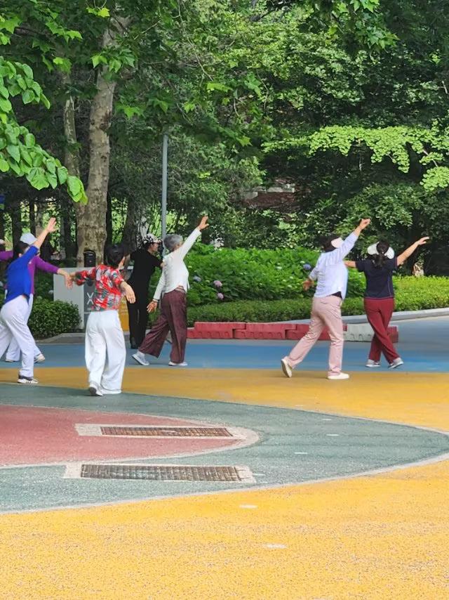 青岛今日天气22一26度，晴，空气质量优，东南风3级，湿度83，体感22度。
这