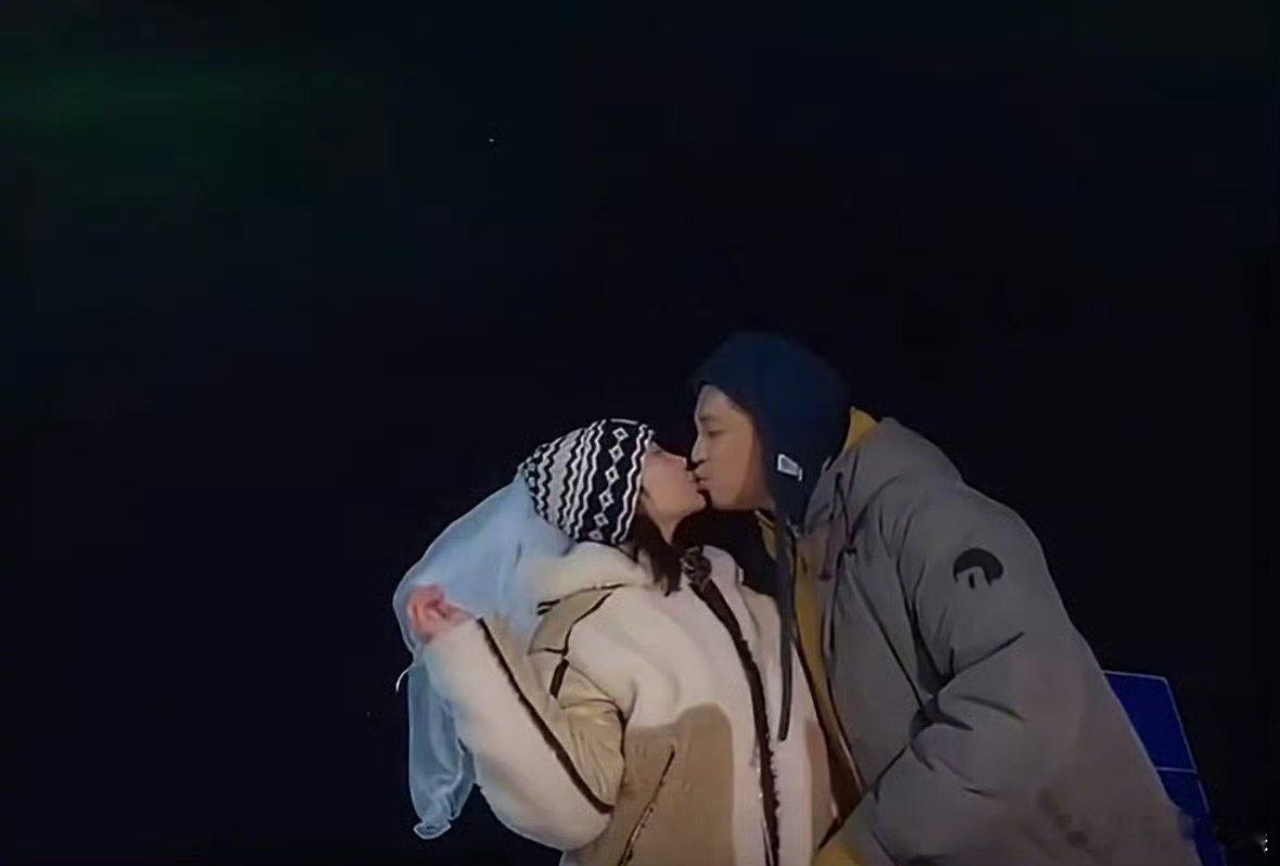 马頔玩儿起浪漫是真行马頔李纯应了那句我浪漫我旅行 马頔李纯的极光之旅，藏着头纱的