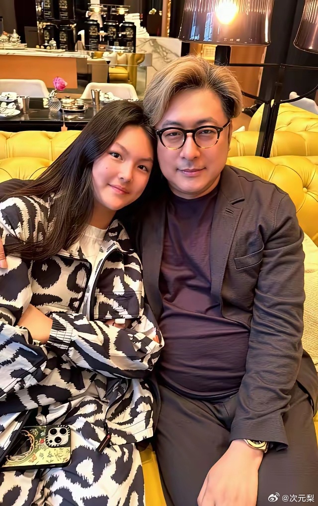 王诗龄很像爸爸王岳伦，特别是脸型。爷爷奶奶疼，爸爸妈妈爱真的是蜜罐里长大的，也可