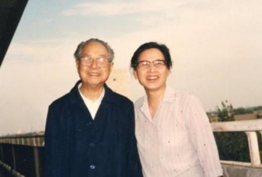 1954 年开国中将成钧原配离世，将军属意小姨子，亡妻临终托付妹妹，特殊姻缘被世