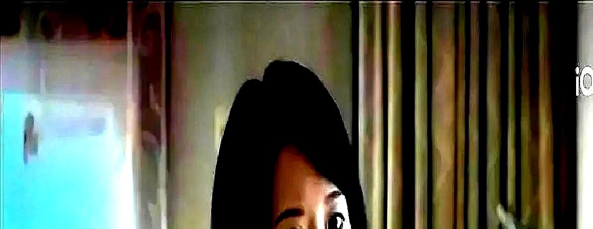 重刷《蜗居》才懂，郭海藻的身体一直在求救。

在宋思明面前，她倒茶手指发白，腰杆