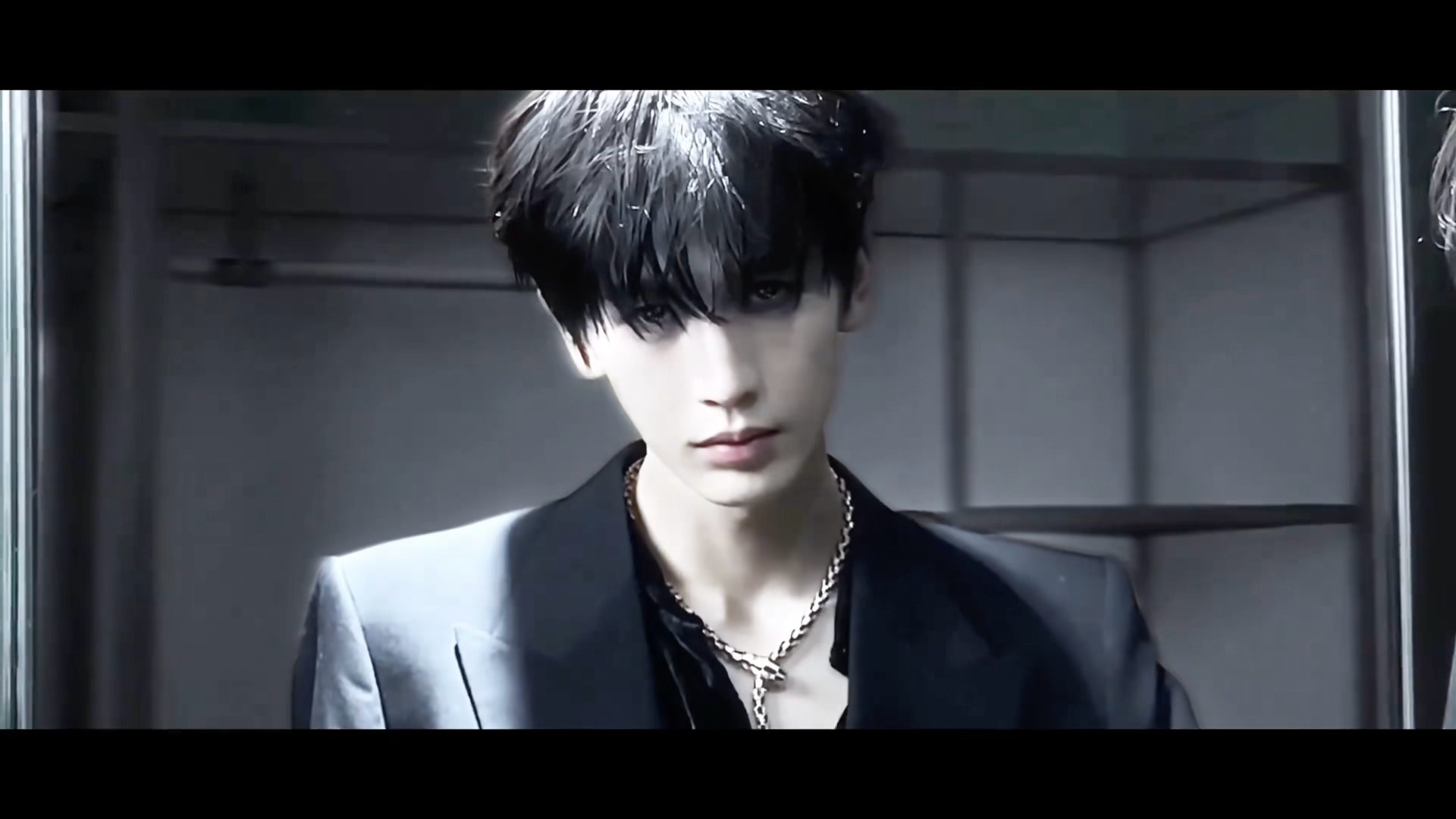 张凌赫这个阴湿男鬼味是否有点太正宗了。。。。好喜欢啊。。地狱我也要跟着你去。。微