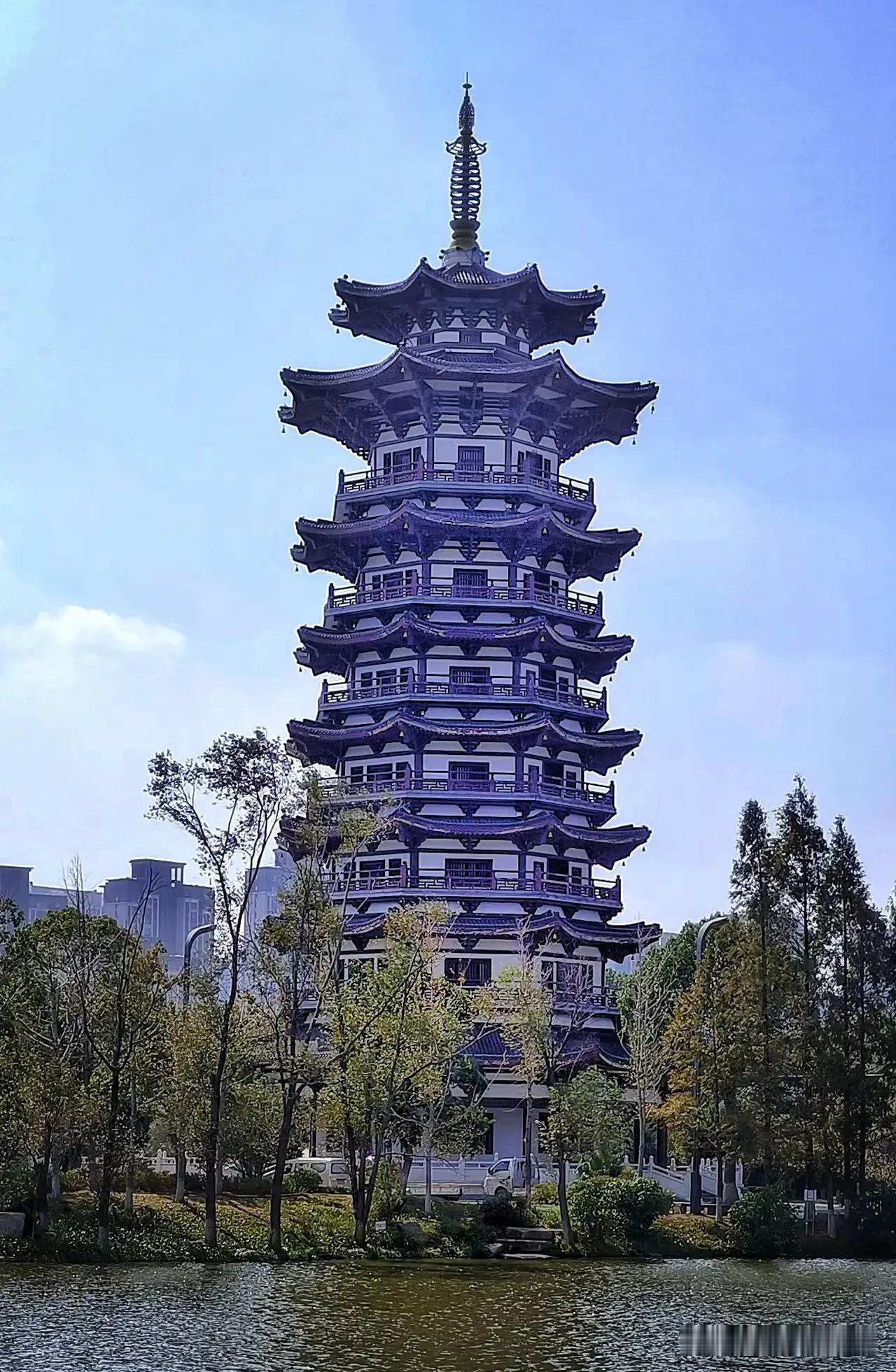 猜猜这是长沙哪？
这座雄伟宝塔位于一座生态公园内，远远的就能看到！是一座网红塔和
