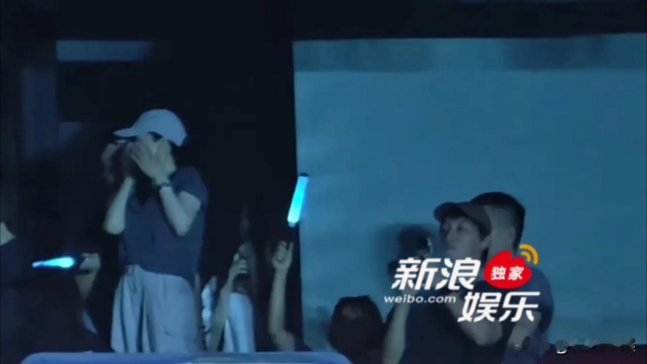 王菲低调现身鸟巢，与俞飞鸿同场观看谢霆锋演唱会。她身穿简约白T恤，随性松弛，不时