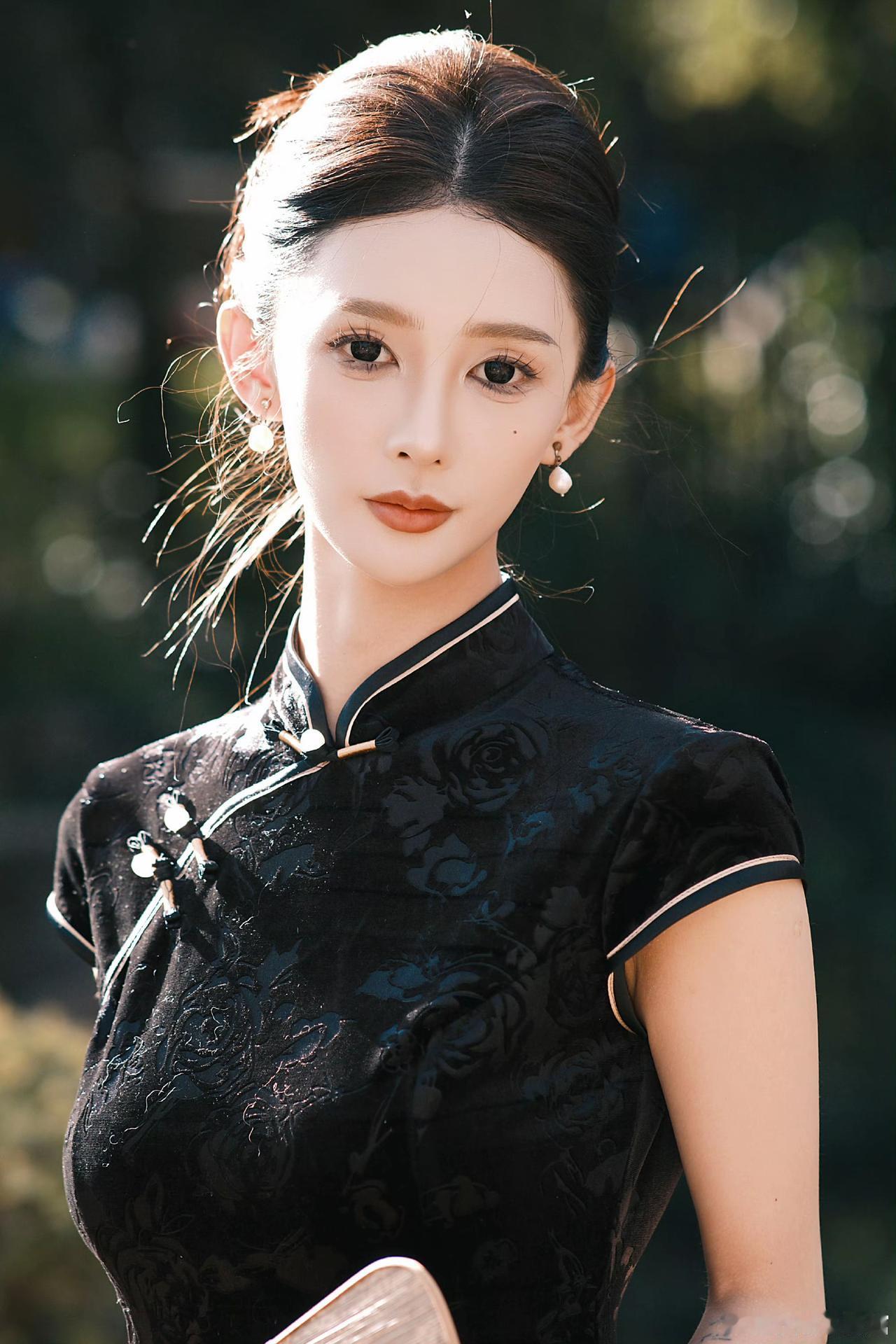 优雅与性感，你会怎么选美女旗袍穿搭写真