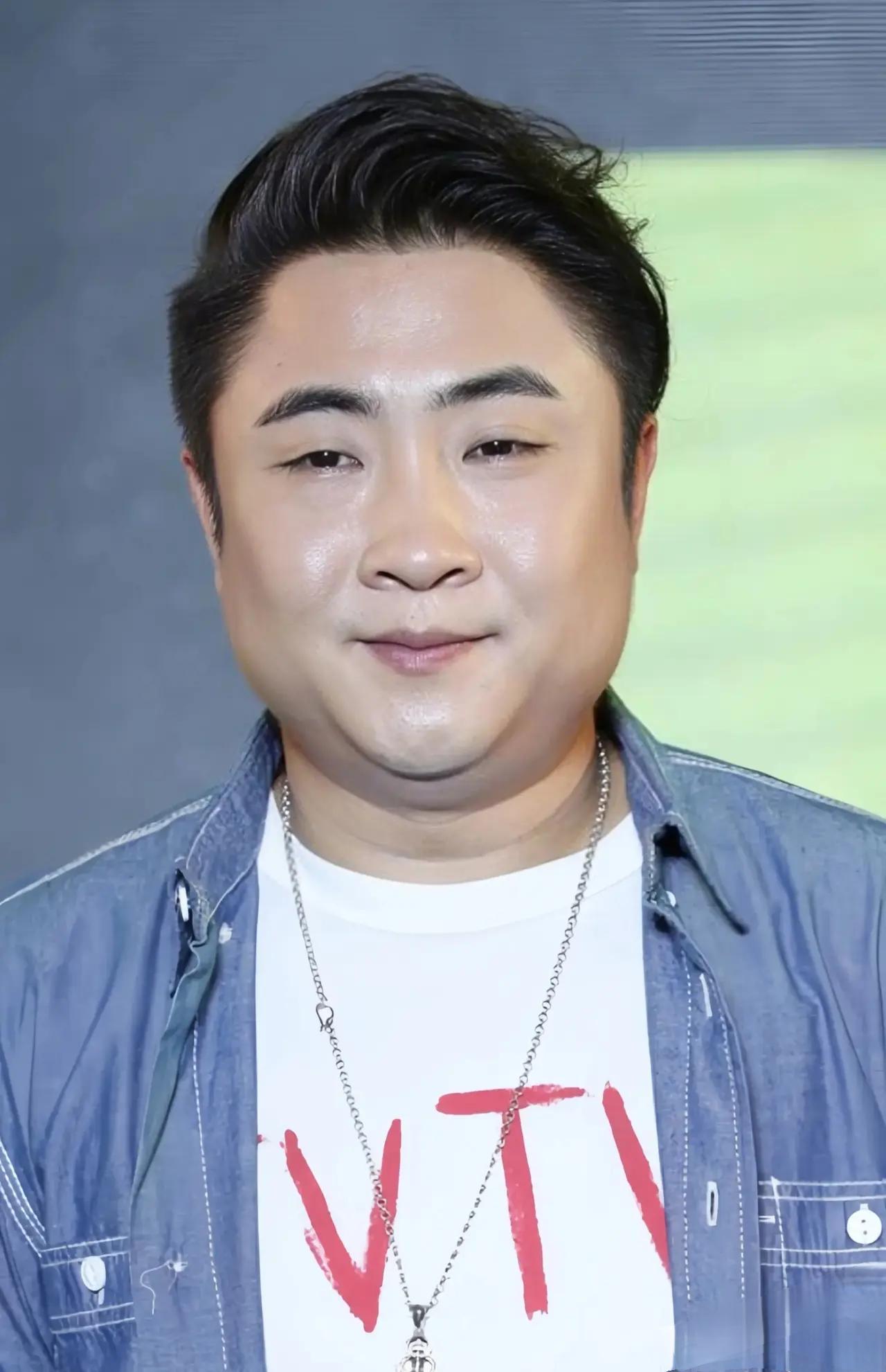 当年，乔杉毕业后无戏可拍，他求朋友帮忙，但朋友却嘲讽他:“你高不高、矮不矮，丑不