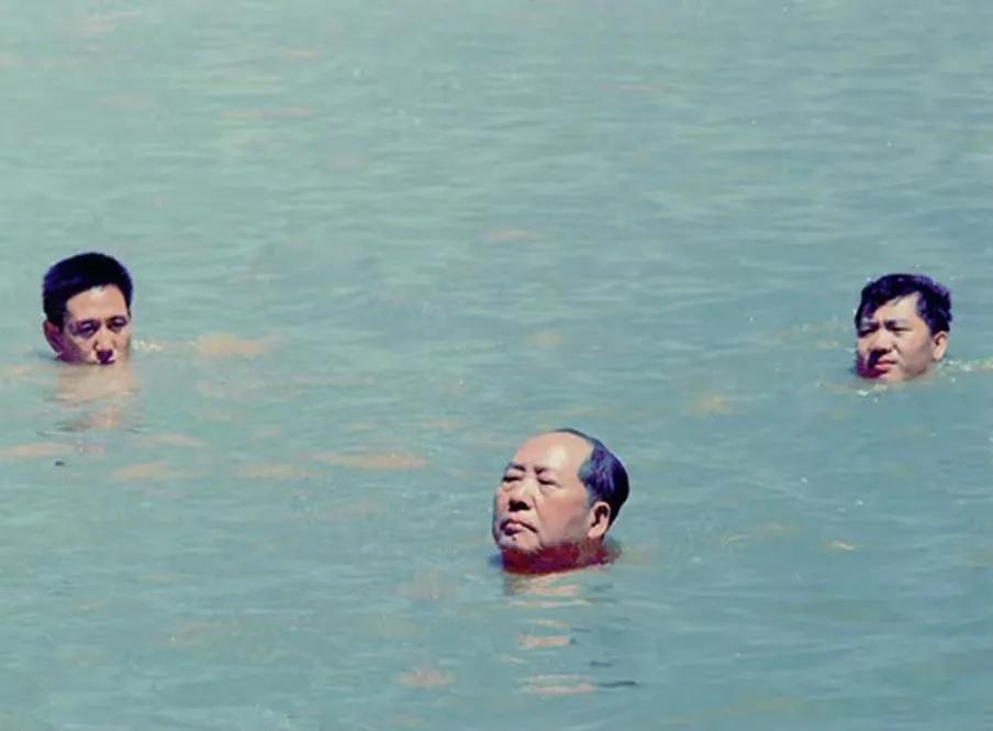 不管风吹浪打，胜似闲庭信步。1966年7月16日，73岁的毛主席在检阅了武汉市第