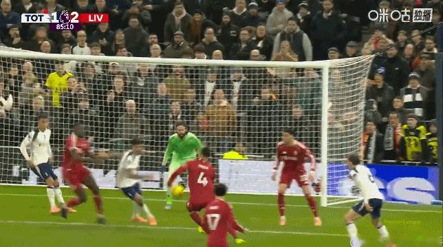 理查利森这个动作，对埃基蒂克太过分了！

他进球之后故意按着埃基蒂克，这是干嘛呢