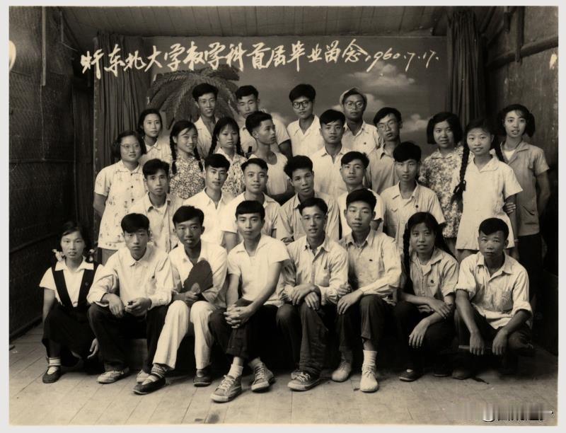 上饶师范学院，原来曾名为赣东北大学
1958年创建上饶师专，1959年更名为赣东