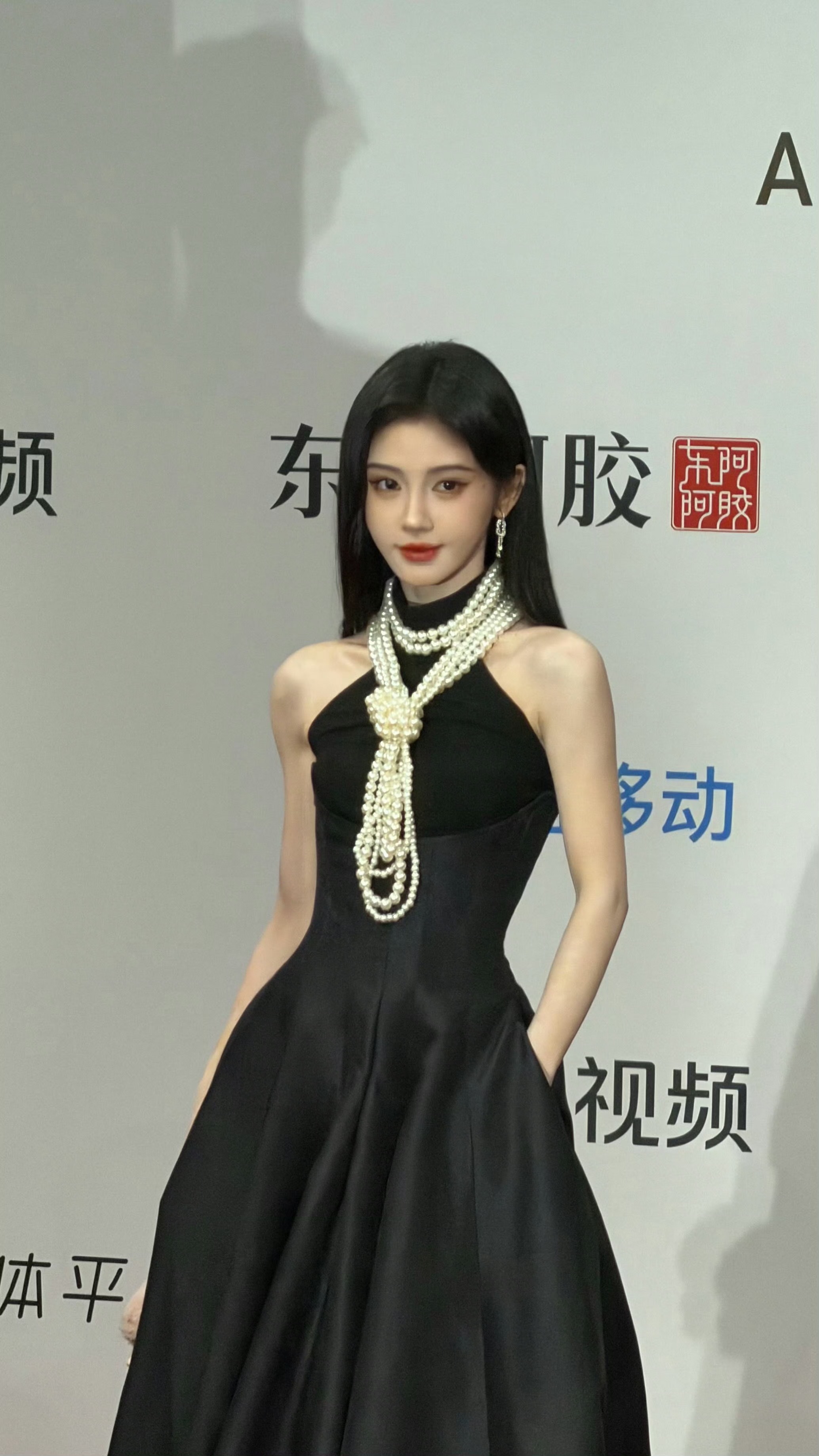 鞠婧祎的腰围比我头围还小不是，太小也不好啊腰围过小会带来多方面的健康危害，主要涉