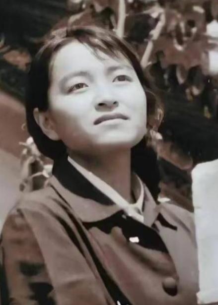 1995年12月，在洛阳不足十平米的审讯室里，34岁的褚映群把床单撕成布条，搓成