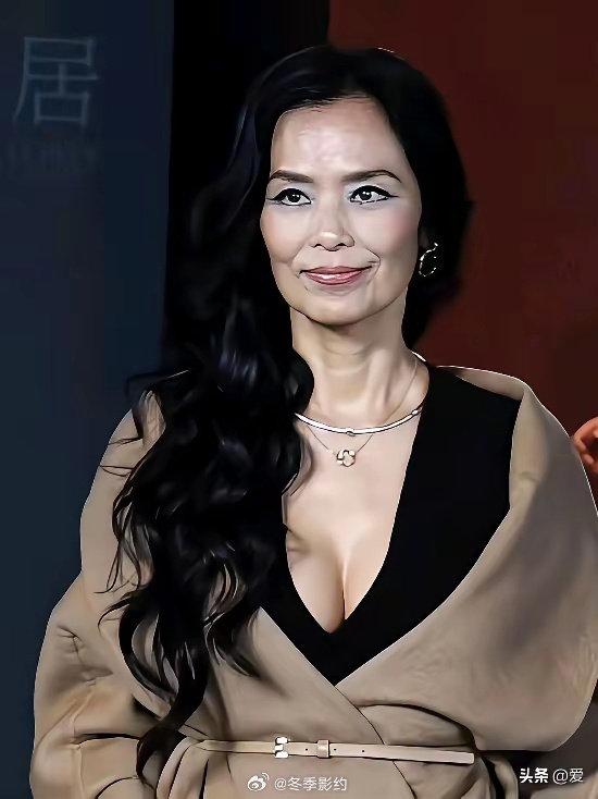62岁韦唯亮相红毯成焦点，被网友评论：穿着太暴露不得体，跟这个年纪该有的稳重气质