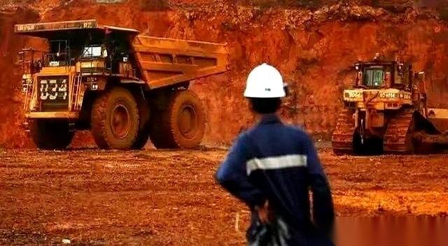 500亿美金的盘子，40万人的饭碗。
就为了填补自家的财政窟窿，印尼一顿猛如虎的