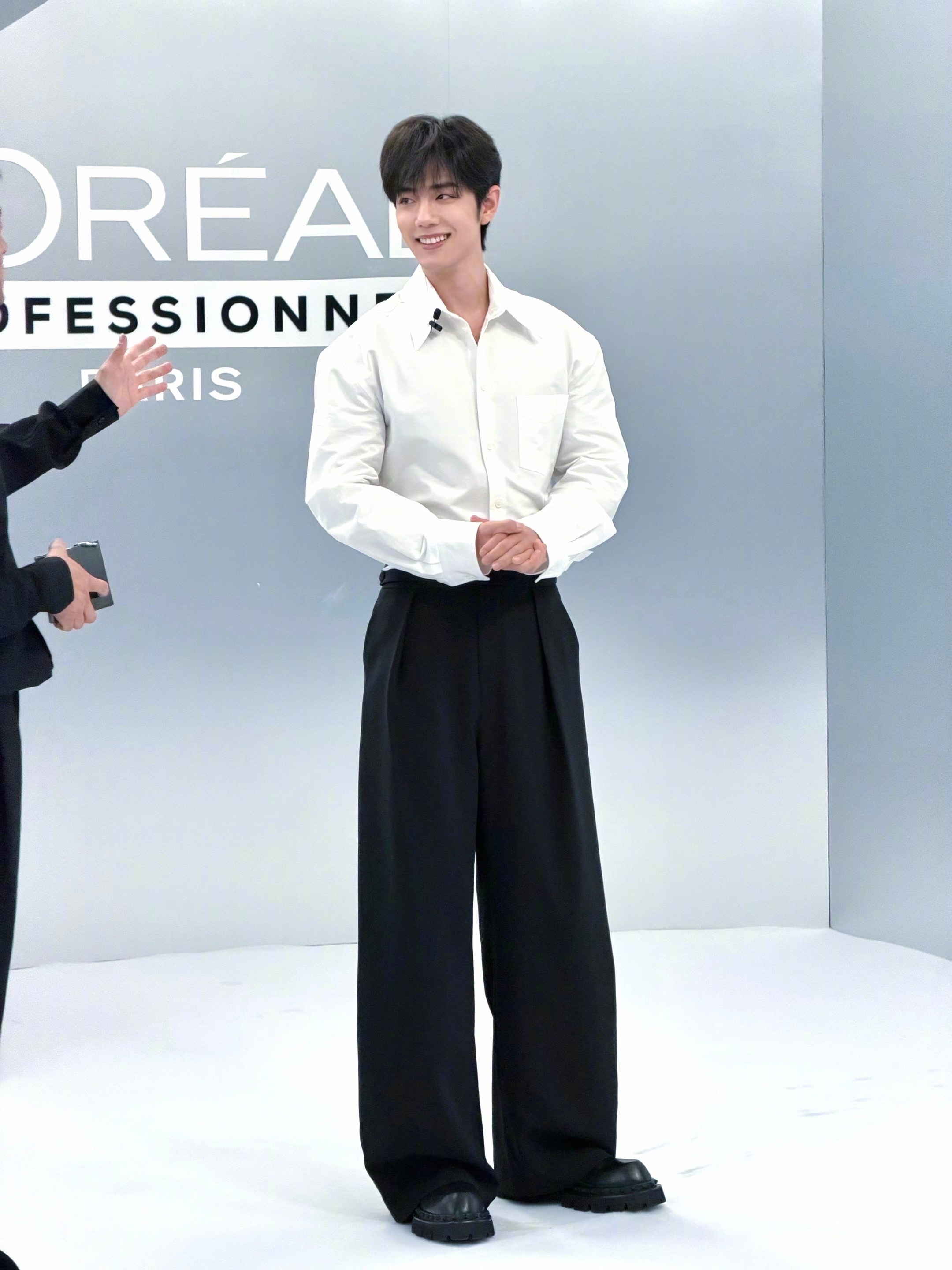 肖战 今日品牌活动live图集，简单白衬衫配束腰阔腿裤，俊逸清爽的气质，笑起来透