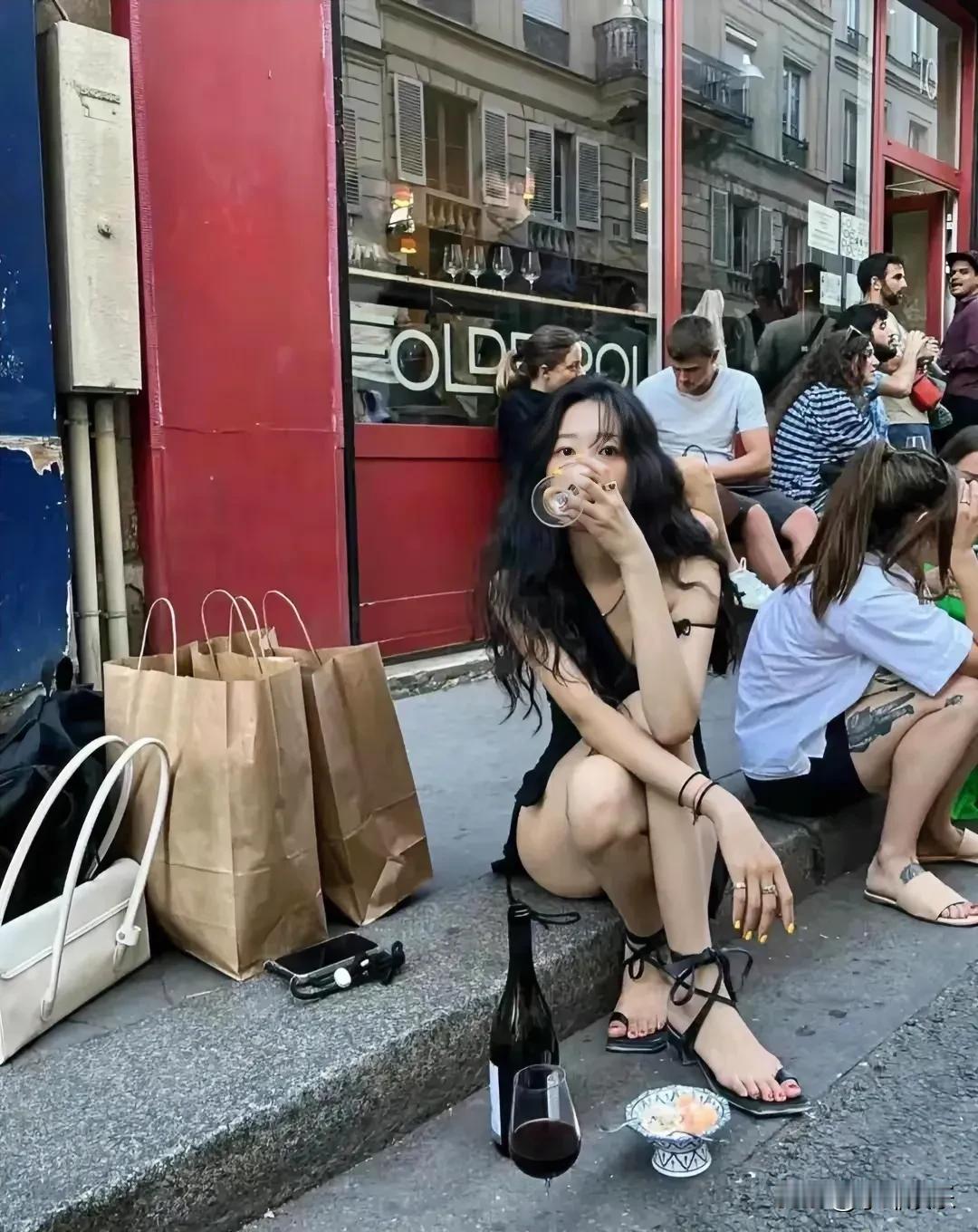 老外真不讲究啊！坐在路边就可以喝红酒，小菜还放在地上的。要是换了我肯定吃不下去的