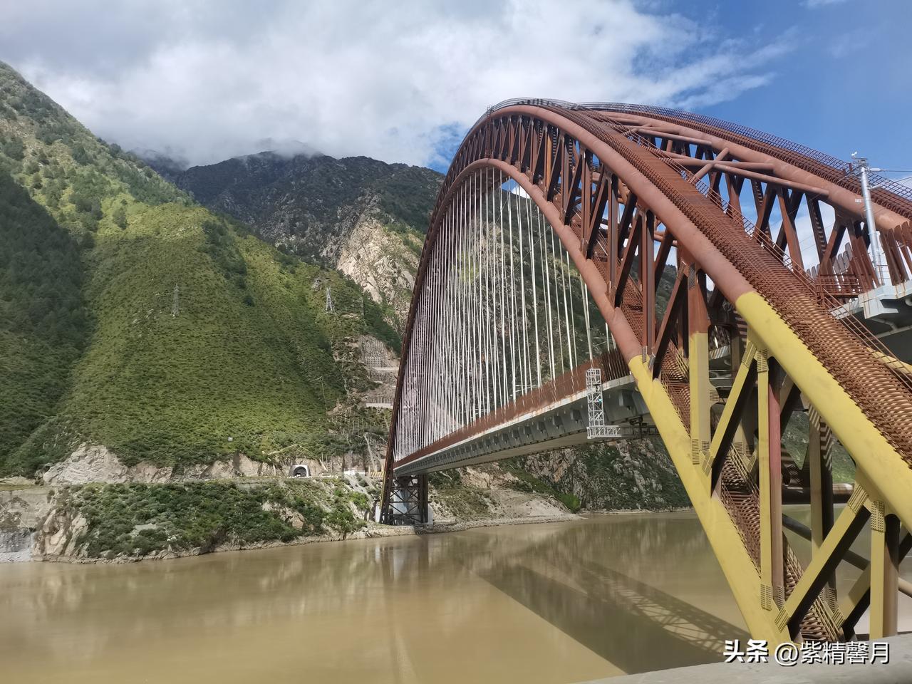 自驾游西藏昨天从山南开车去林芝，一路美到炸，还跟牛羊玩了把“偶遇”
 
跟你说，