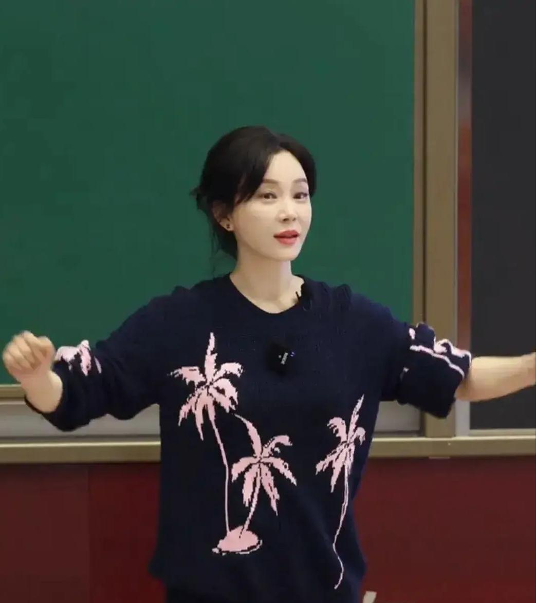 她为这个角色准备了两个月，定妆照都拍好了，冯小刚一个电话把她换了。
理由是“气质