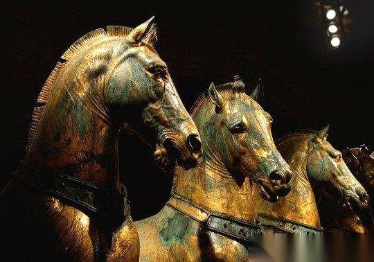 你看这四匹马，两千多年，就没过几天安生日子。
它们可能是这世界上最顶级的“战利品