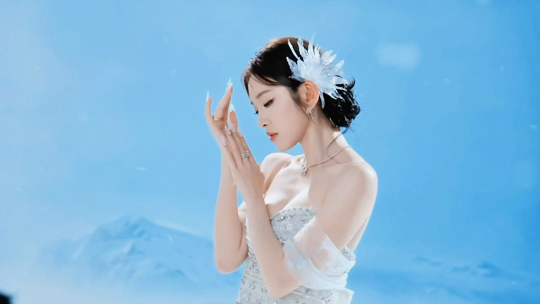 唐艺昕婚纱造型唱雪人唐艺昕婚纱造型 哪怕是清冷感的冰雪妆造也藏不住唐艺昕眼睛里的