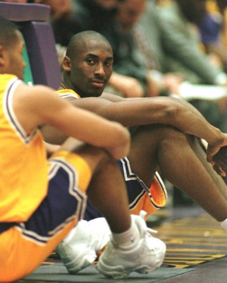 29年前的今天，科比完成了他的NBA正式首秀！科比二十年的职业生涯都奉献给了湖人