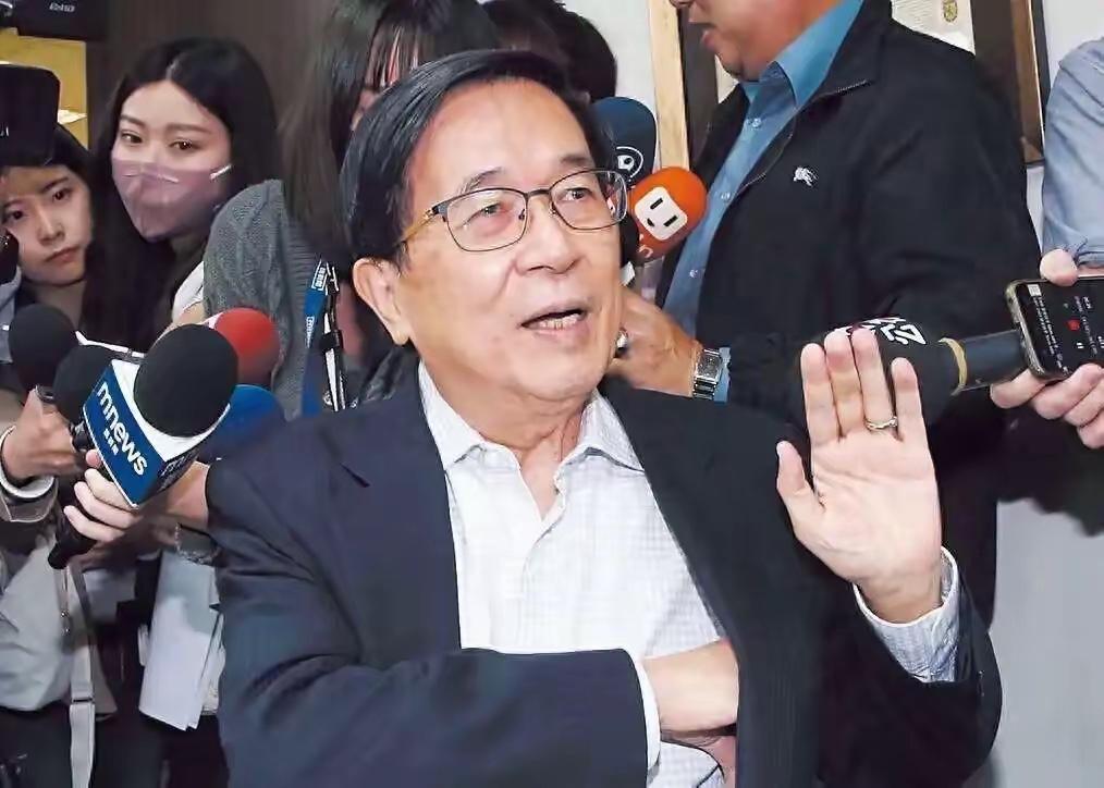 台湾青年联合会理事长何溢诚发文写道：“万一大陆要对台动武，恐怕连解放军人影都还没