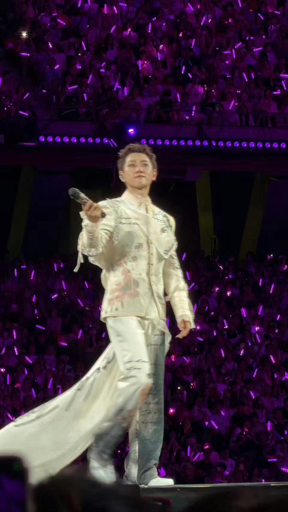 汪苏泷诗歌手帐造型汪苏泷把歌词写在衣服上被汪苏泷演唱会造型狠狠惊艳！诗歌手帐风套