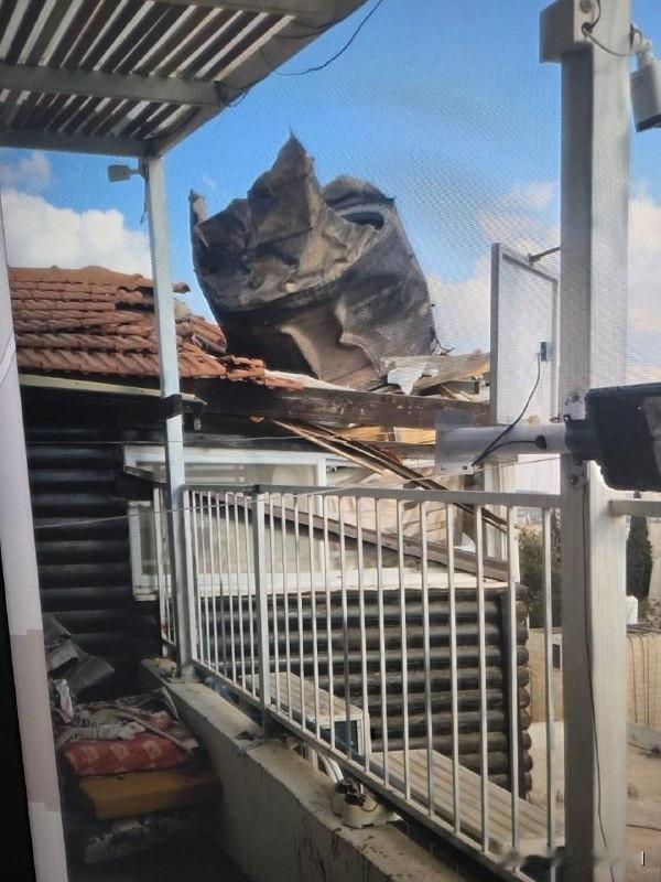 一枚被拦截的伊朗弹道导弹的残骸坠落在东耶路撒冷的部分民宅上。