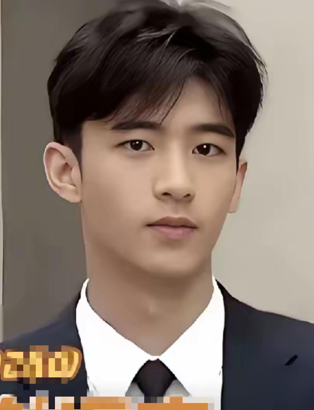 张柏芝的儿子太帅了！完美遗传了爸妈的优点！

谢振南，15岁，1.83米的大高个