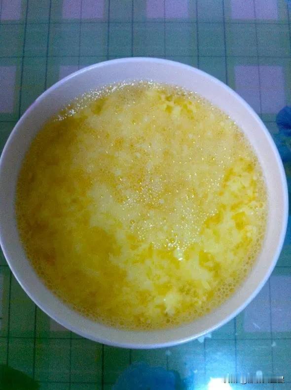#我的早餐日记#我是一个60岁的老头，多年来，我的早餐每天早上是开水冲两个鸡蛋。