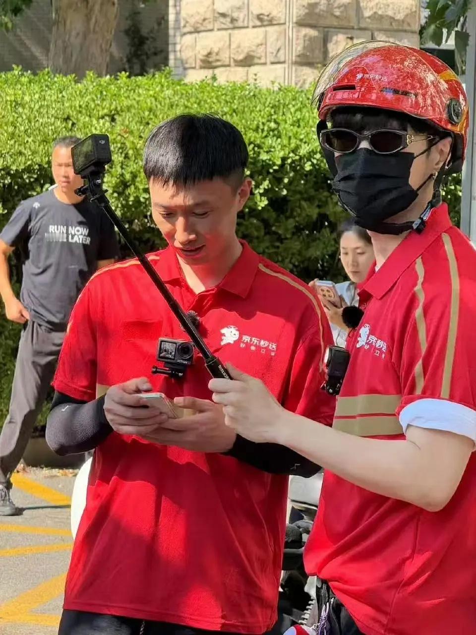 还是大城市机会多啊，这么大的明星都去找送外卖工作了 ​​​