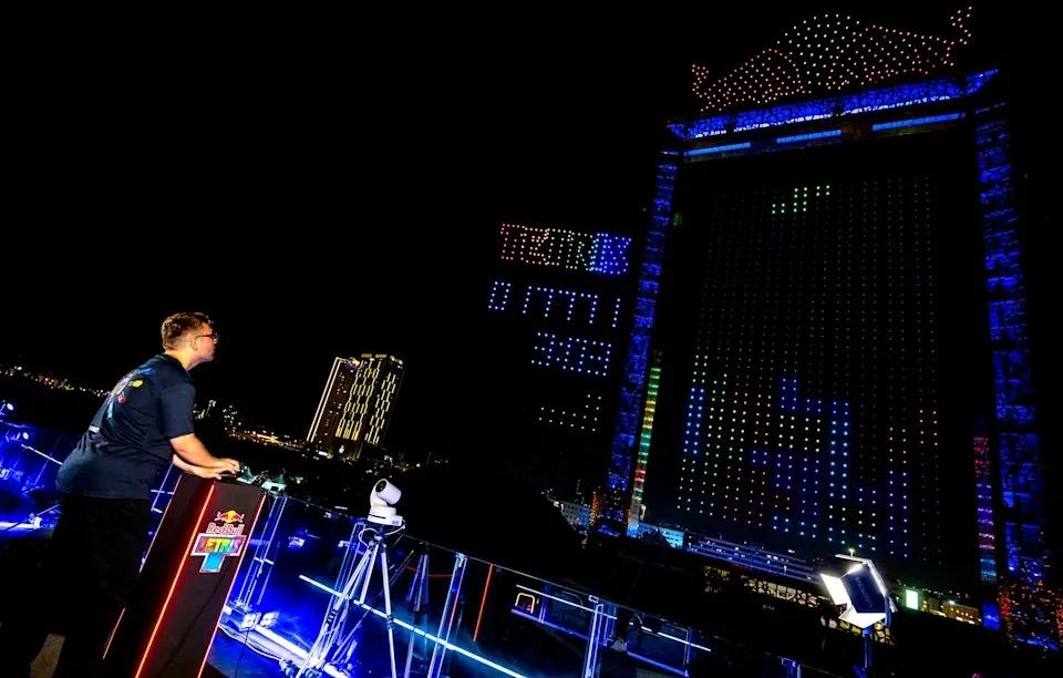 Red Bull Tetris世界总决赛是由选手透过摇杆操作俄罗斯方块，游戏画面